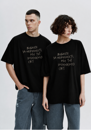 Футболка mega oversize unisex с принтом "Вибачте..." (бежевый принт) чёрная